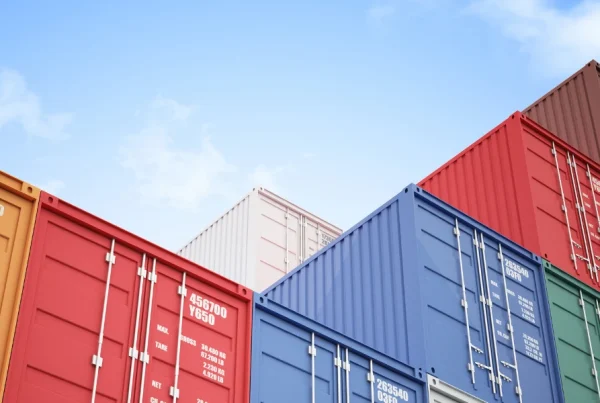 a title that shows a containers showcase that image for LCL and FCL camparision cover
